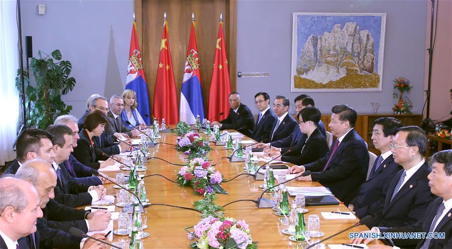 El presidente de China, Xi Jinping (4-d), sostiene conversaciones con el presidente de Serbia, Tomislav Nikolic (5-i), en Belgrado, Serbia, el 18 de junio de 2016. (Xinhua/Ma Zhancheng)