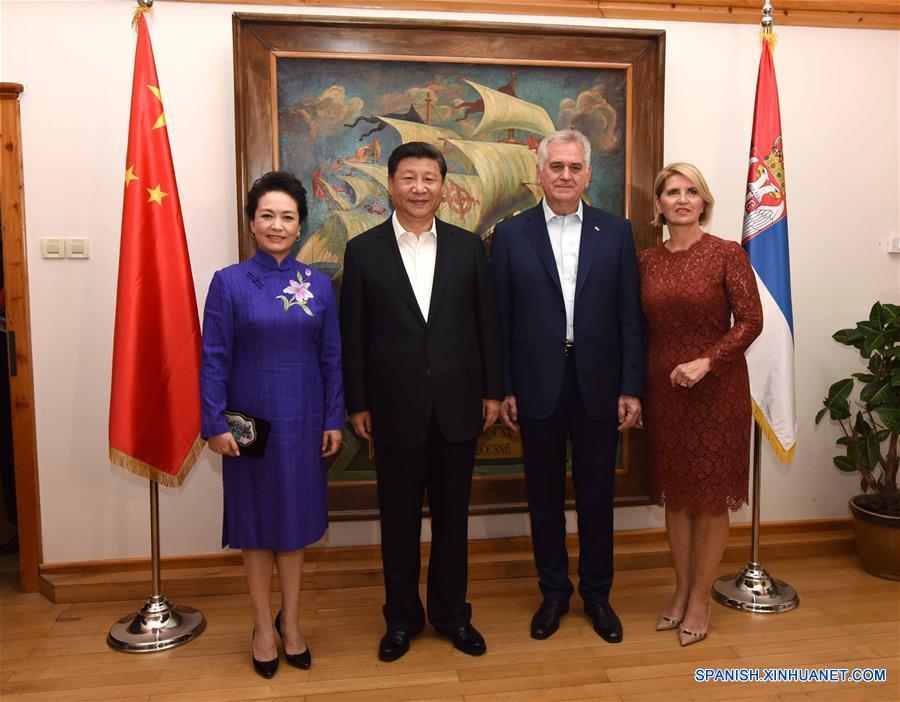 El presidente de China, Xi Jinping (2-i), y su esposa Peng Liyuan (1-i), posan para una fotografía grupal con el presidente de Serbia, Tomislav Nikolic (2-d), y su esposa Dragica Nikolic, en Belgrado, Serbia, el 17 de junio de 2016. Xi Jinping se reunió con Tomislav Nikolic el viernes en Belgrado. (Xinhua/Rao Aimin)