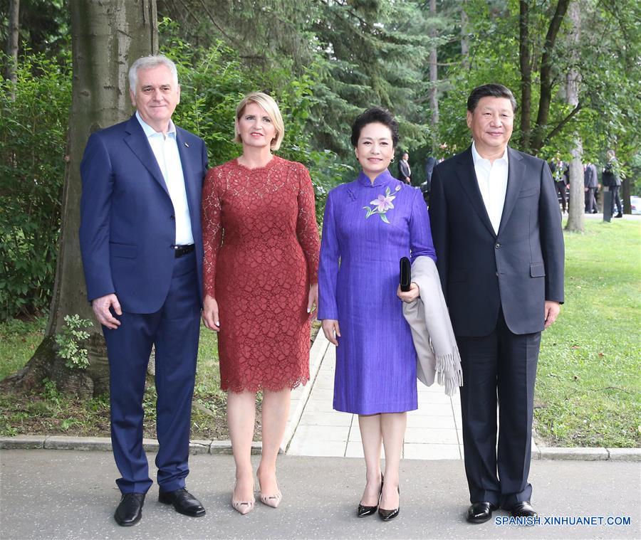 El presidente de China, Xi Jinping (1-d), y su esposa Peng Liyuan (2-d), posan para una fotografía grupal con el presidente de Serbia, Tomislav Nikolic (1-i), y su esposa Dragica Nikolic, en Belgrado, Serbia, el 17 de junio de 2016. Xi Jinping se reunió con Tomislav Nikolic el viernes en Belgrado. (Xinhua/Ding Lin)