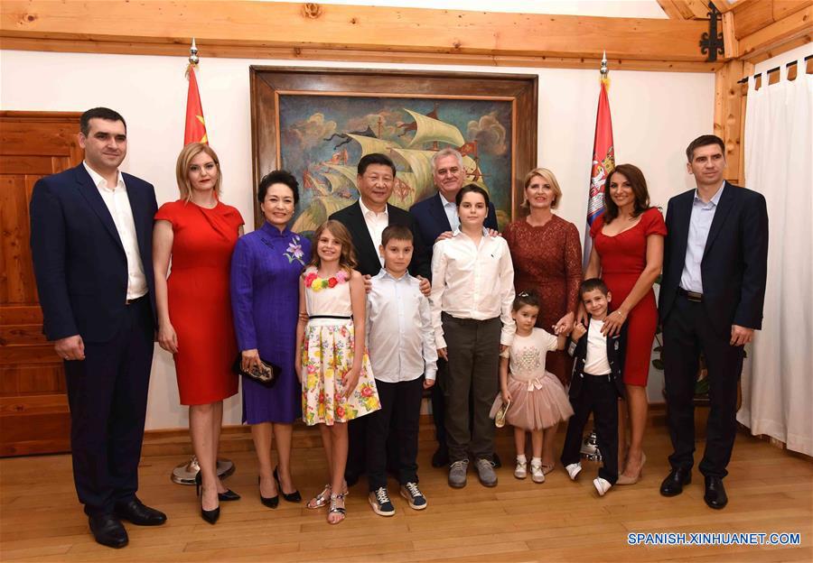 El presidente de China, Xi Jinping (4-i-atrás), y su esposa Peng Liyuan (3-i), posan para una fotografía grupal con el presidente de Serbia, Tomislav Nikolic (4-d-atrás), y su esposa Dragica Nikolic (3-d-atrás) y los miembros de su familia, en Belgrado, Serbia, el 17 de junio de 2016. Xi Jinping se reunió con Tomislav Nikolic el viernes en Belgrado. (Xinhua/Rao Aimin)