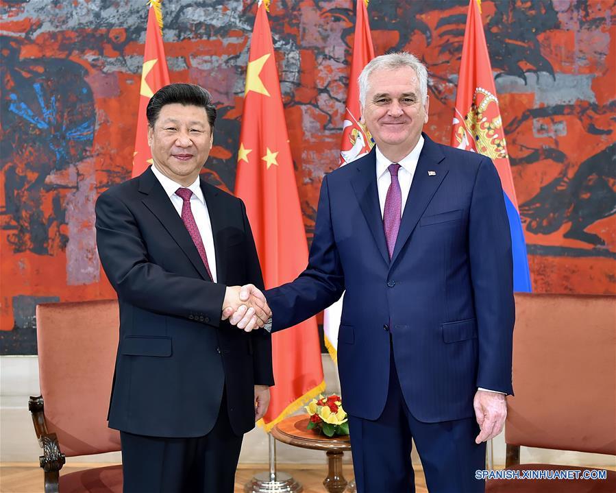 El presidente de China, Xi Jinping (i), sostiene conversaciones con el presidente de Serbia, Tomislav Nikolic, en Belgrado, Serbia, el 18 de junio de 2016. (Xinhua/Li Tao)