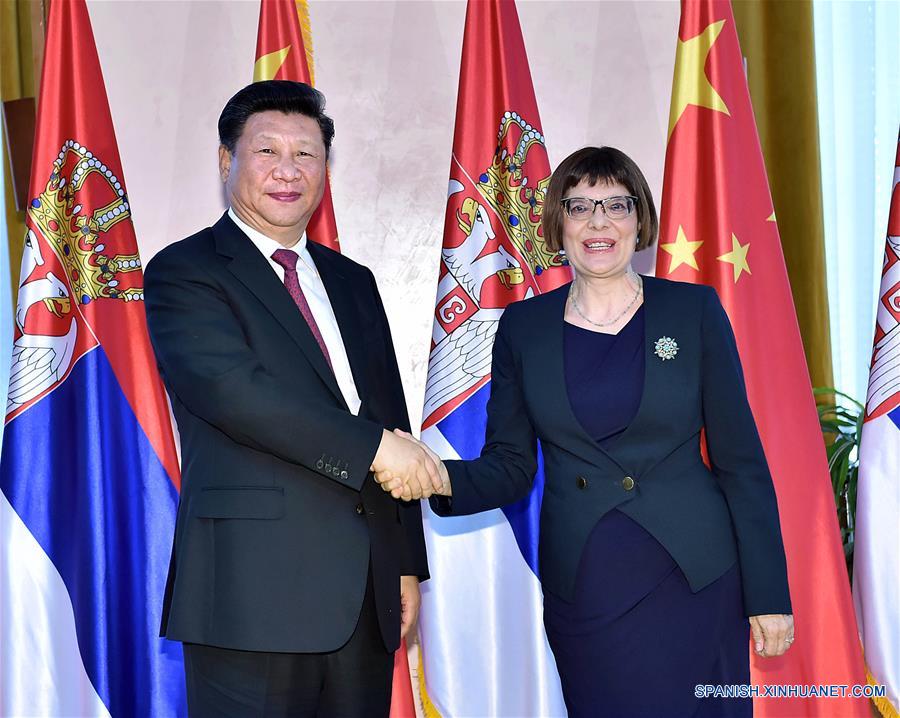 El presidente de China, Xi Jinping (i), se reúne con la presidenta del Parlamento de Serbia, Maja Gojkovic, en Belgrado, Serbia, el 18 de junio de 2016. (Xinhua/Li Tao)