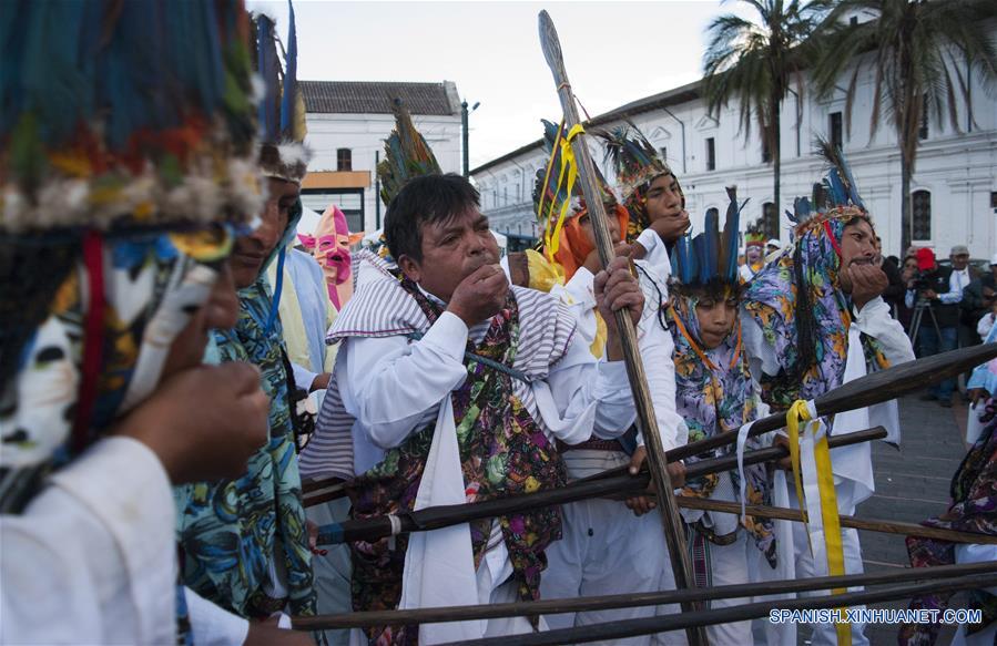 Danzantes participan durante el III Encuentro de Danzantes Ancestrales, en la plaza de Santo Domingo, en la ciudad de Quito, capital de Ecuador, el 18 de junio de 2016. De acuerdo con información de la prensa local, varios grupos de danzantes de distintos barrios de la capital participaron con coloridos bailes con el objetivo de revalorizar y revitalizar la danza ancestral de los Yumbos. Esta danza tiene su origen en tiempos preincáicos, y representa el legado más antiguo del legado espiritual de los Quitu, Cara y Yumbos, considerada patrimonio intangible de Ecuador. (Xinhua/Santiago Armas)