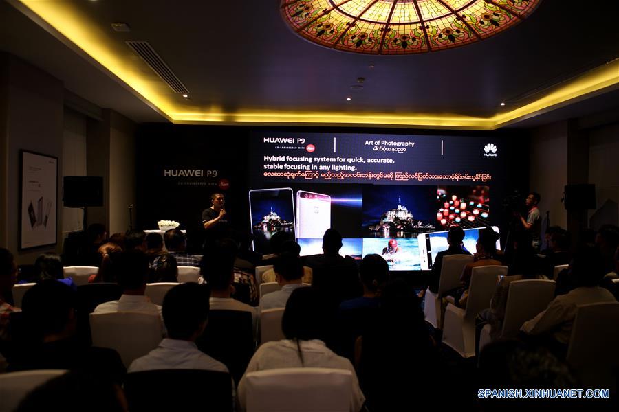 La ceremonia de lanzamiento del nuevo teléfono inteligente P9 de Huawei, se lleva a cabo en Yangon, Myanmar, el 18 de junio de 2016. El gigante de las telecomunicaciones chino Huawei lanzó este sábado su nuevo teléfono inteligente P9 de doble lente en Yangon. (Xinhua/U Aung)