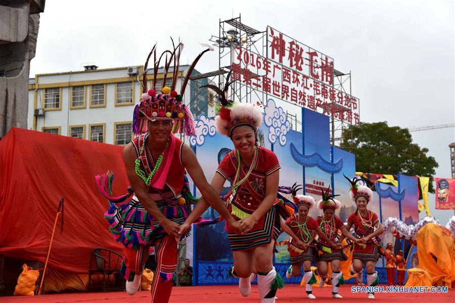 Actores de Taiwan, en el sureste de China, bailan durante el festival fenlong, en el condado de Huanjiang, en la Región Autónoma Zhuang de Guangxi, en el sur de China, el 18 de junio de 2016. El evento contará con actividades de baile, festival de comida, concursos de bote dragón, y actividades de canto. Los aldeanos del grupo étnico Maonan, festejan su festival anual para orar por la cosecha. (Xinhua/Gao Dongfeng)