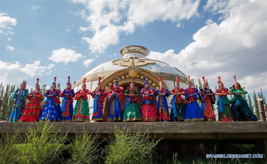 Modelos presentan trajes de un grupo étnico mongol, como una actividad de la Feria Nadam de Hohhot, en Hohhot, capital de la Región Autónoma de Mongolia Interior, en el norte de China, el 18 de junio de 2016. (Xinhua/Ding Genhou)