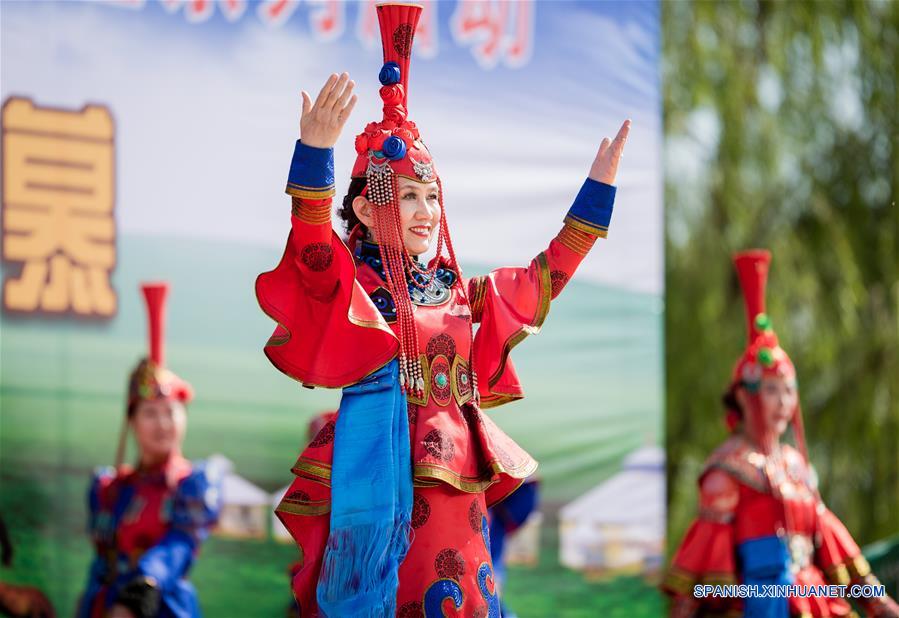 HOHHOT, junio 18, 2016 (Xinhua) -- Una modelo presenta un traje de un grupo étnico mongol, como una actividad de la Feria Nadam de Hohhot, en Hohhot, capital de la Región Autónoma de Mongolia Interior, en el norte de China, el 18 de junio de 2016. (Xinhua/Ding Genhou)