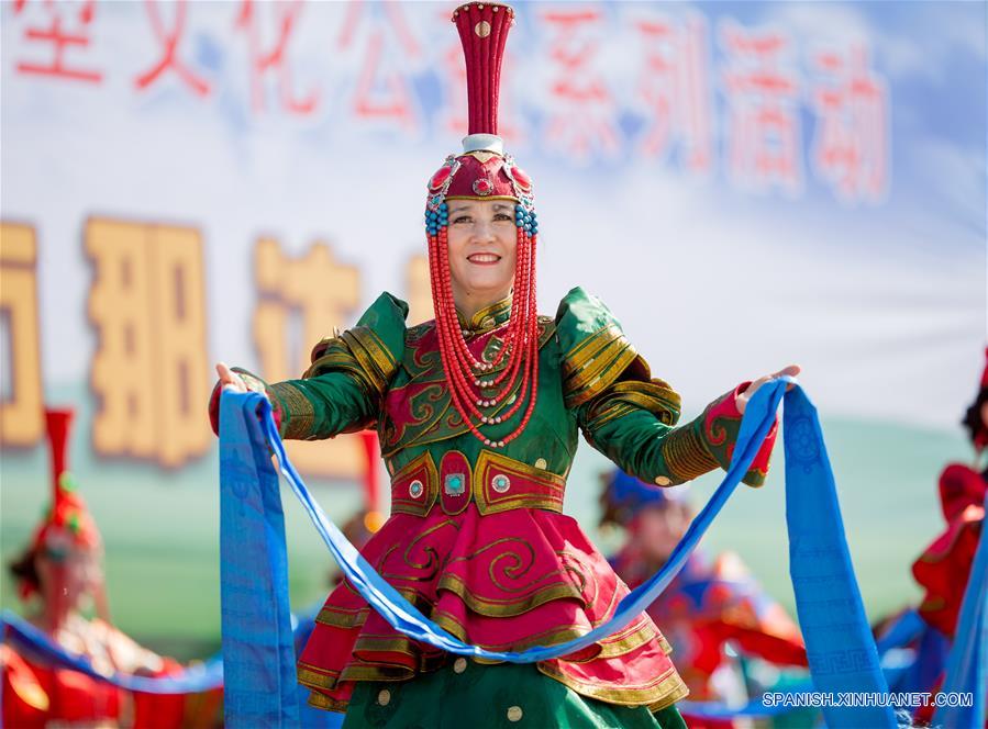 Una modelo presenta un traje de un grupo étnico mongol, como una actividad de la Feria Nadam de Hohhot, en Hohhot, capital de la Región Autónoma de Mongolia Interior, en el norte de China, el 18 de junio de 2016. (Xinhua/Ding Genhou)
