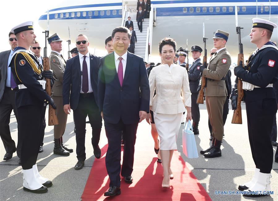 El presidente de China, Xi Jinping y su esposa Peng Liyuan desembarcan del avión a su llegada a Varsovia, Polonia, el 19 de junio de 2016. Xi Jinping llegó el domingo a Varsovia para realizar una visita de Estado a Polonia. (Xinhua/Rao Aimin)