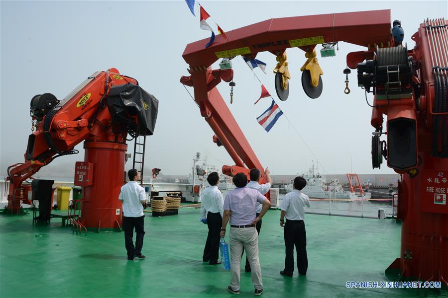 Invitados observan los equipos del buque de expedición científica "Xiangyanghong 01", en Qingdao, provincia de Shandong, en el este de China, el 18 de junio de 2016. El nuevo buque de expedición científica de China "Xiangyanghong 01", fue puesto en servicio subordinado al Primer Instituto de Oceanografía de la Administración Estatal Oceánica y se unió al equipo de investigación oceánica de China el sábado en Qingdao. (Xinhua/Zhang Xudong)