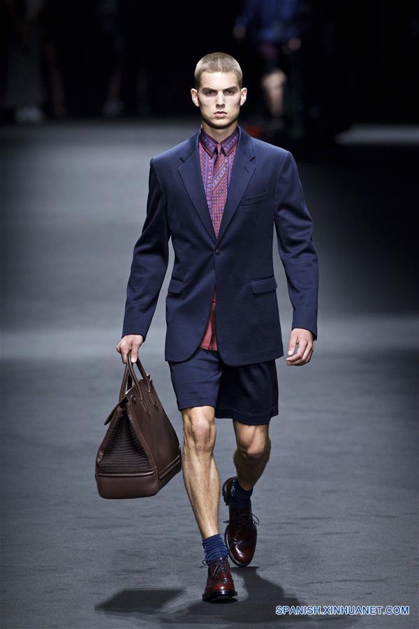 Un modelo presenta una creación de la colección Primavera-Verano 2016-2017 de Versace para hombres, durante la Semana de la Moda de Milán, en Milán, Italia, el 18 de junio de 2016. (Xinhua/Jin Yu)