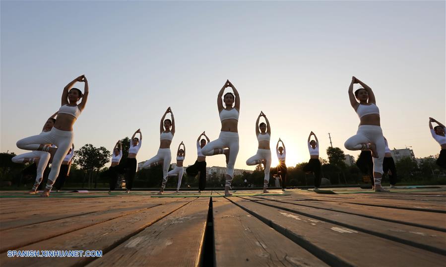 Henan: Personas practican yoga en el Parque Lago Longquan en Jiaozuo