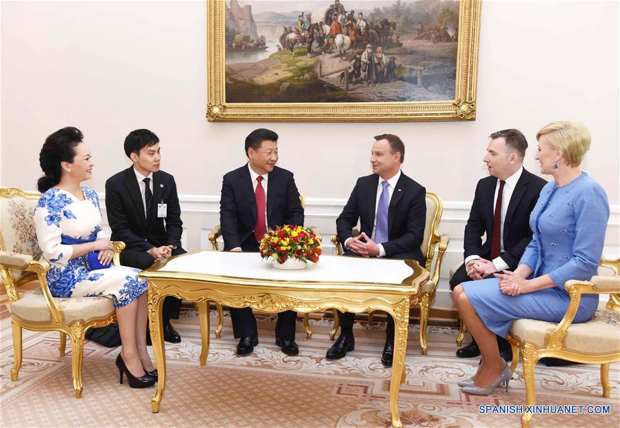 El presidente de China, Xi Jinping (3-i), y su esposa, Peng Liyuan (i), conversan con el presidente de Polonia, Andrzej Duda (3-d), y su esposa, Agata Kornhauser-Duda (d), después de una ceremonia de bienvenida en Varsovia, Polonia, el 20 de junio de 2016. (Xinhua/Rao Aimin)