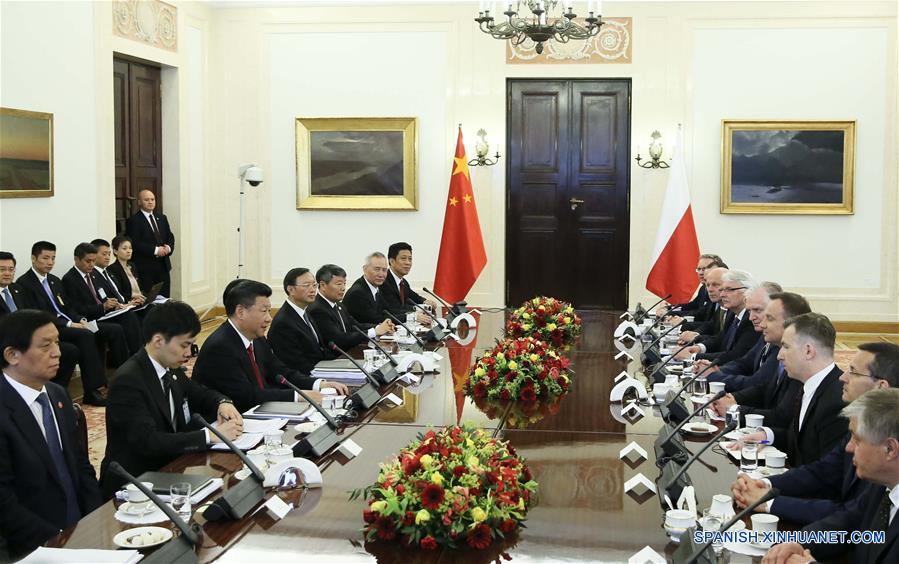 El presidente de China, Xi Jinping, sostiene conversaciones con el presidente de Polonia, Andrzej Duda, en Varsovia, Polonia, el 20 de junio de 2016. (Xinhua/Lan Hongguang)