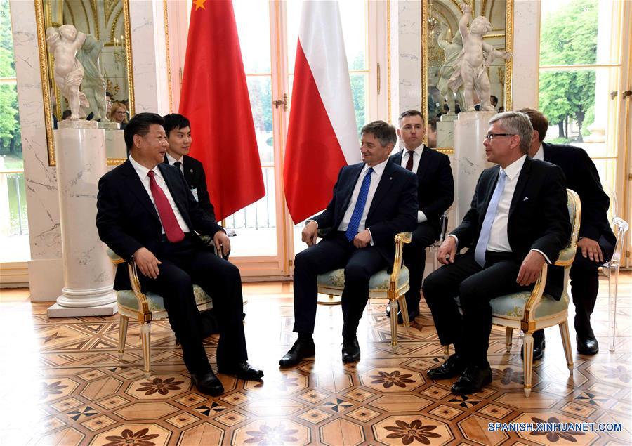 El presidente de China, Xi Jinping se reúne con el presidente del Senado polaco, Stanislaw Karczewski, y con el presidente del Sejm (cámara baja del Parlamento), Marek Kuchcinski en Varsovia, Polonia, 20 de junio de 2016. (Xinhua/Rao Aimin)