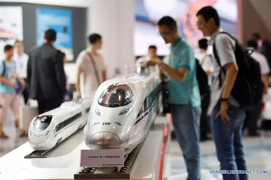 Visitantes observan modelos de los trenes de alta velocidad, durante la exhibición "Ferrocarriles Modernos 2016", en Beijing, capital de China, el 20 de junio de 2016. La exhibición de tres días comenzó el lunes en Beijing. (Xinhua/Chen Yehua)