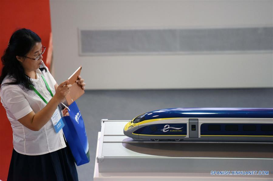 Una visitante toma fotografías de un modelo del tren de alta velocidad "Eurostar", durante la exhibición "Ferrocarriles Modernos 2016", en Beijing, capital de China, el 20 de junio de 2016. La exhibición de tres días comenzó el lunes en Beijing. (Xinhua/Chen Yehua)