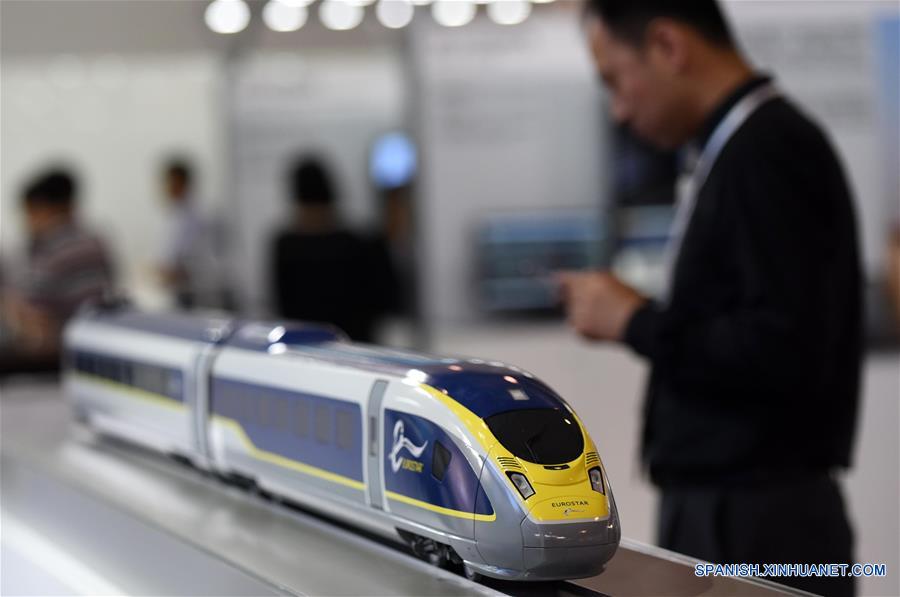 Un visitante observa un modelo del tren de alta velocidad "Eurostar", durante la exhibición "Ferrocarriles Modernos 2016", en Beijing, capital de China, el 20 de junio de 2016. La exhibición de tres días comenzó el lunes en Beijing. (Xinhua/Chen Yehua)
