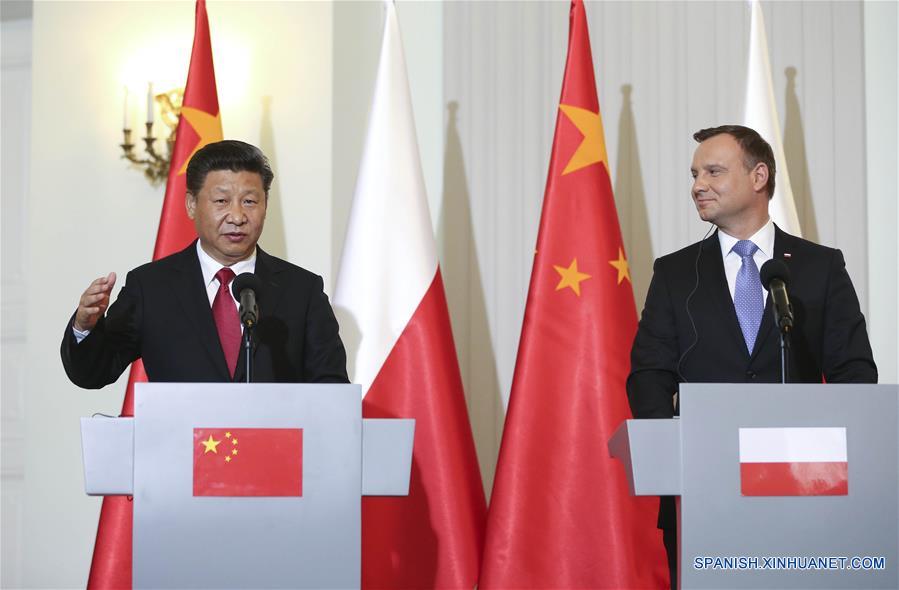 El presidente de China, Xi Jinping (i), y el presidente de Polonia, Andrzej Duda, asisten a una conferencia de prensa después de sus conversaciones en Varsovia, Polonia, el 20 de junio de 2016. (Xinhua/Lan Hongguang)