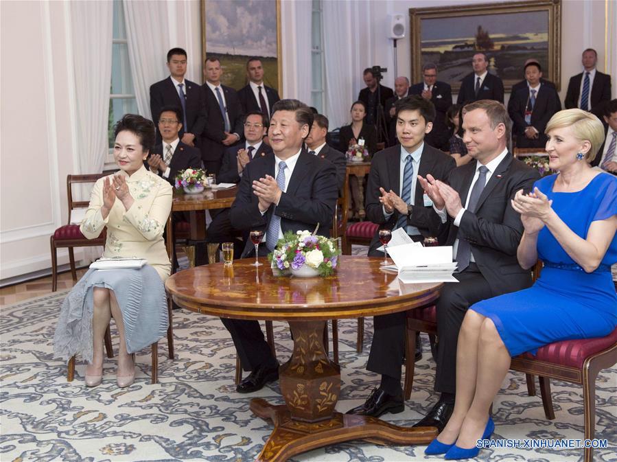 El presidente de China, Xi Jinping (2-i-frente), y su esposa, Peng Liyuan (i-frente), observan una interpretación folclórica de canto y baile con el presidente de Polonia, Andrzej Duda (2-d-frente), y su esposa, Agata Kornhauser-Duda (d-frente), en Varsovia, Polonia, el 19 de junio de 2016. (Xinhua/Xie Huanchi)