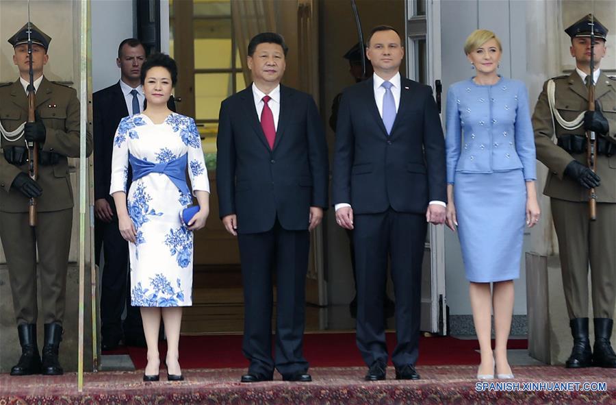 El presidente de China, Xi Jinping (2-i-frente), asiste a una ceremonia de bienvenida ofrecida por el presidente de Polonia, Andrzej Duda (2-d-frente), en Varsovia, Polonia, el 20 de junio de 2016. (Xinhua/Lan Hongguang)
