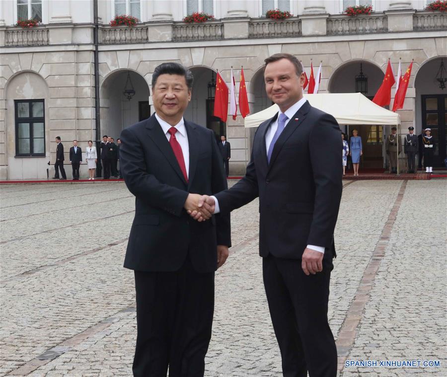 El presidente de China, Xi Jinping (i), asiste a una ceremonia de bienvenida ofrecida por el presidente de Polonia, Andrzej Duda, en Varsovia, Polonia, el 20 de junio de 2016. (Xinhua/Liu Weibing)