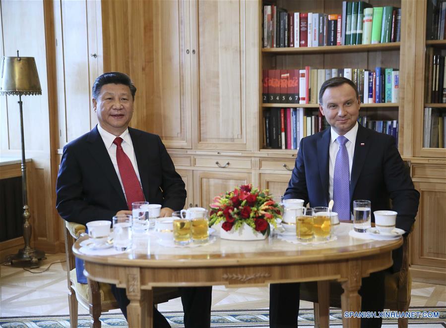 El presidente de China, Xi Jinping (i), sostiene conversaciones con el presidente de Polonia, Andrzej Duda, en Varsovia, Polonia, el 20 de junio de 2016. (Xinhua/Lan Hongguang)