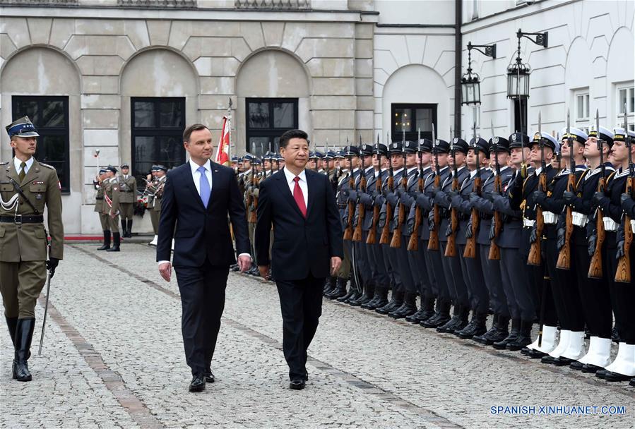 El presidente de China, Xi Jinping, asiste a una ceremonia de bienvenida ofrecida por el presidente de Polonia, Andrzej Duda, en Varsovia, Polonia, el 20 de junio de 2016. (Xinhua/Rao Aimin)