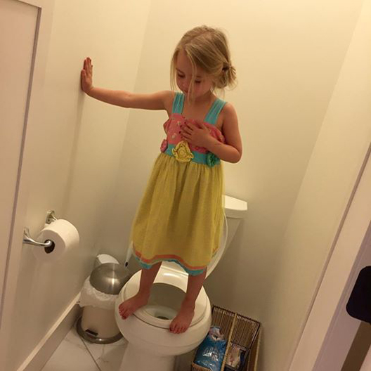 Una niña subida a un inodoro para evitar atacantes se populariza en facebook
