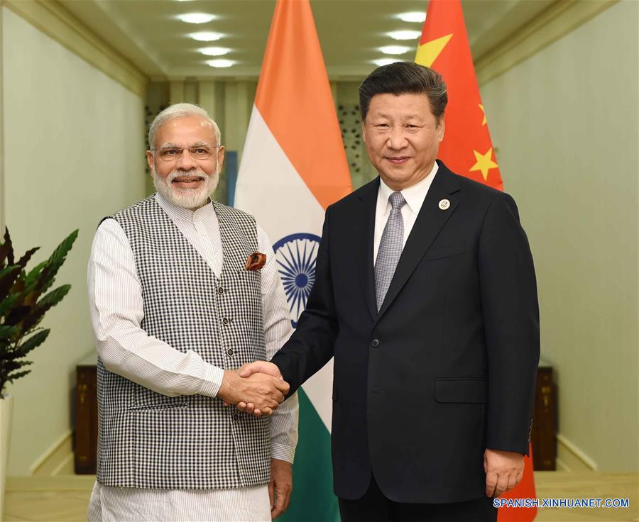 El presidente de China, Xi Jinping (d), se reúne con el primer ministro de India, Narendra Modi, en Taskent, Uzbekistán, el 23 de junio de 2016. (Xinhua/Rao Aimin)