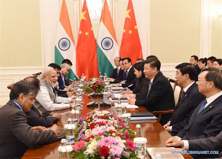 El presidente de China, Xi Jinping, se reúne con el primer ministro de India, Narendra Modi, en Taskent, Uzbekistán, el 23 de junio de 2016. (Xinhua/Rao Aimin)