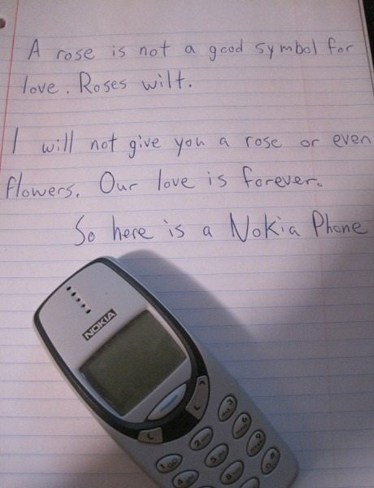 Un joven le regala su viejo celular a su amada como prueba de amor