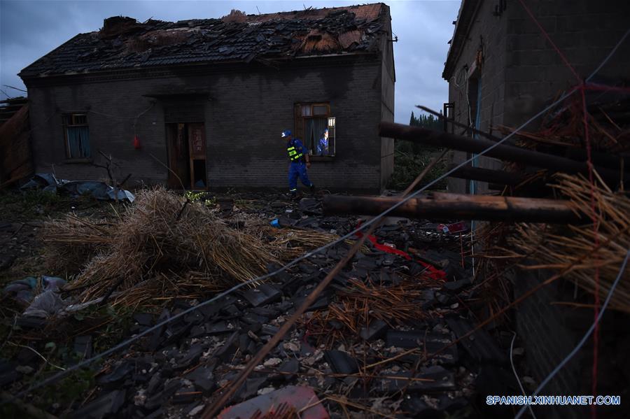 Rescatistas buscan sobrevivientes en la aldea Beichen del condado de Funing, ciudad de Yancheng, en la provincia de Jiangsu, en el este de China, el 24 de junio de 2016. Al menos 78 personas murieron, mientras que cerca de 500 personas resultaron heridas, en uno de los desastres naturales más letales registrados en décadas en la provincia oriental china de Jiangsu. Aguaceros, granizadas y el peor tornado desde 1966 azotaron parte de la ciudad de Yancheng a las 14:30 hora local del jueves, destruyeron viviendas y dejaron atrapados a cientos de residentes del lugar bajo los escombros. (Xinhua/Han Yuqing)