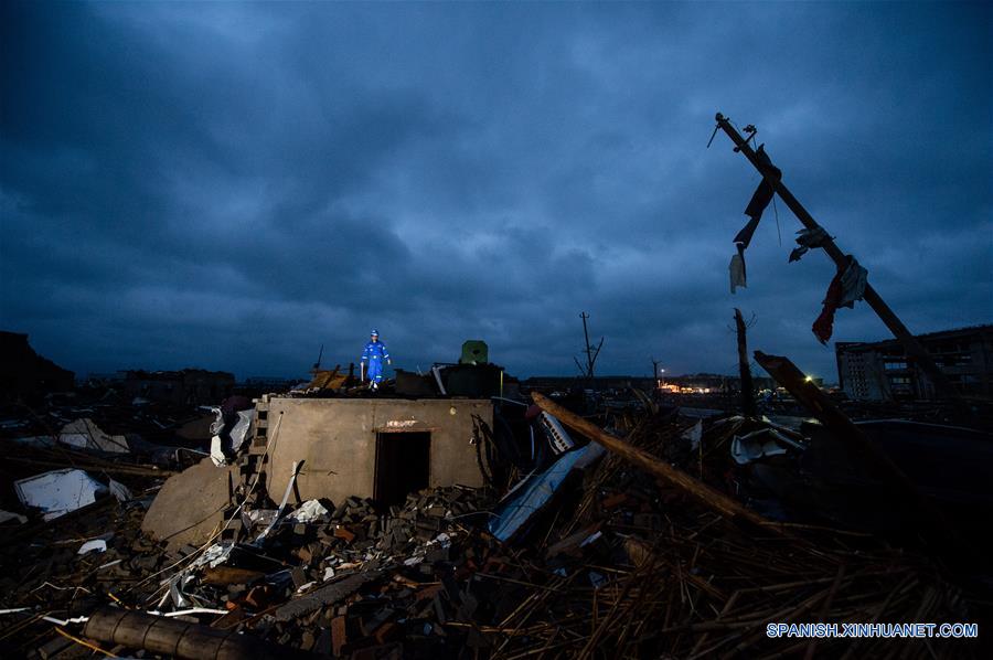 Rescatistas buscan sobrevivientes en la aldea Beichen del condado de Funing, ciudad de Yancheng, en la provincia de Jiangsu, en el este de China, el 24 de junio de 2016. Al menos 78 personas murieron, mientras que cerca de 500 personas resultaron heridas, en uno de los desastres naturales más letales registrados en décadas en la provincia oriental china de Jiangsu. Aguaceros, granizadas y el peor tornado desde 1966 azotaron parte de la ciudad de Yancheng a las 14:30 hora local del jueves, destruyeron viviendas y dejaron atrapados a cientos de residentes del lugar bajo los escombros. (Xinhua/Li Xiang)
