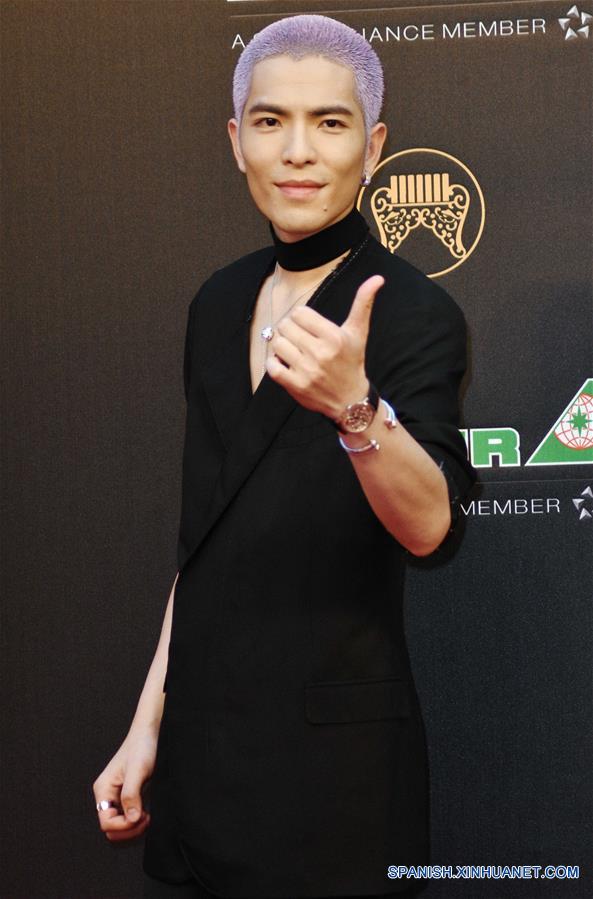 El cantante Jam Hsiao posa en la alfombra roja a su llegada a los 27 Premios Melodía Dorada, en Taipei, Taiwan, en el sureste de China, el 25 de junio de 2016. (Xinhua/Str)  
