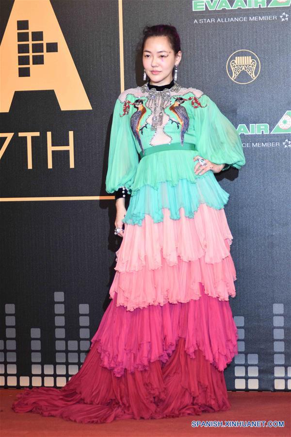 La actriz Elephant Dee posa en la alfombra roja a su llegada a los 27 Premios Melodía Dorada, en Taipei, Taiwan, en el sureste de China, el 25 de junio de 2016. (Xinhua/Str)