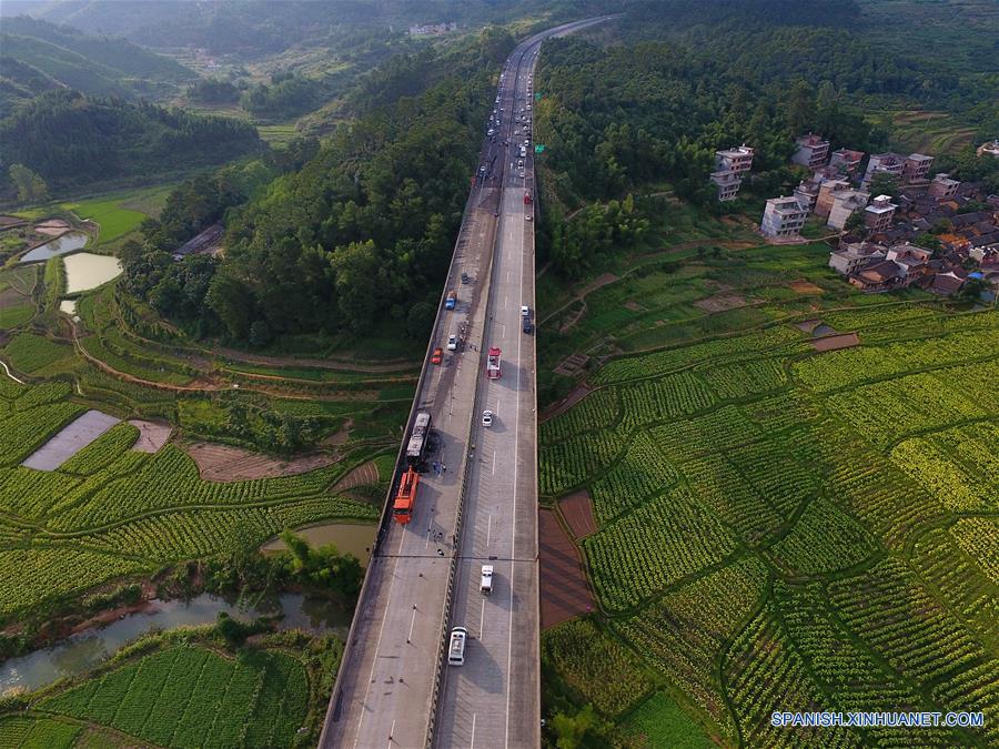 Vista aérea de la escena de un accidente en el condado de Yizhang, en la provincia central de Hunan, en China, el 26 de junio de 2016. Un incendio que redujo a un autobús turístico a una estructura carbonizada el domingo por la mañana ha provocado la muerte de al menos 35 personas, incluidos dos niños, en la provincia central china de Hunan, confirmaron las autoridades locales. El accidente se produjo hacia las 10:20 horas, cuando el autobús chocó contra las barreras de protección en una autopista de Yizhang. (Xinhua/Long Hongtao)