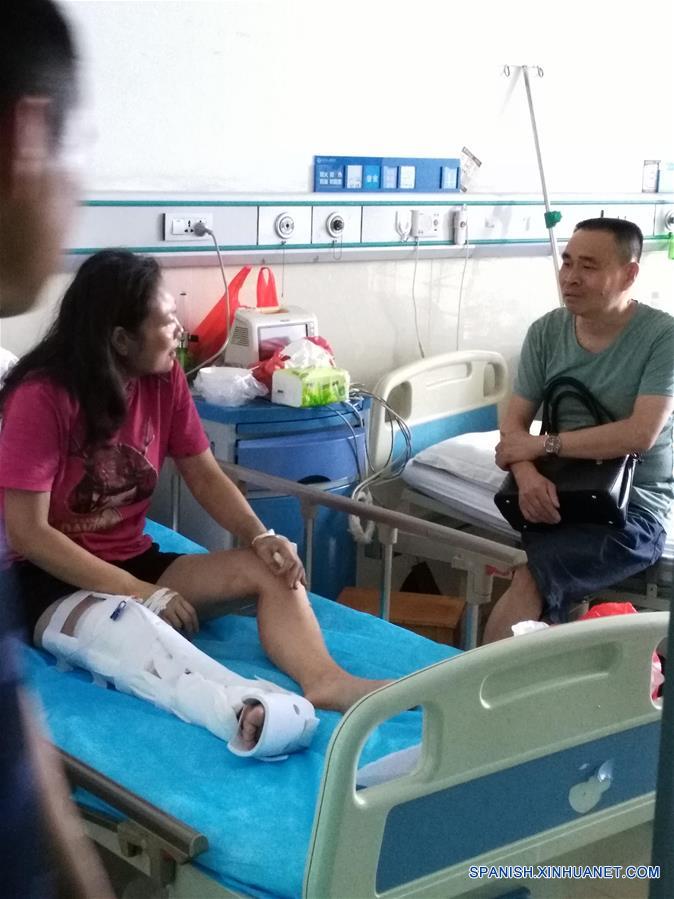 Personas heridas reciben tratamiento médico en un hospital en el condado de Yizhang, en la provincia central de Hunan, en China, el 26 de junio de 2016. Un incendio que redujo a un autobús turístico a una estructura carbonizada el domingo por la mañana ha provocado la muerte de al menos 35 personas, incluidos dos niños, en la provincia central china de Hunan, confirmaron las autoridades locales. El accidente se produjo hacia las 10:20 horas, cuando el autobús chocó contra las barreras de protección en una autopista de Yizhang. (Xinhua/Li Zhuo)