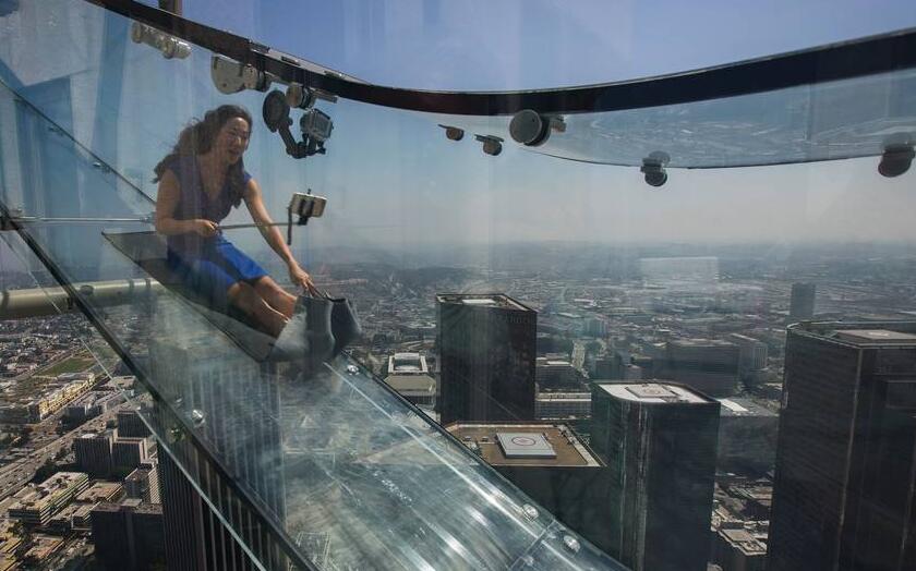 Inauguran tobogán de cristal a 300 metros de altura en Estados Unidos