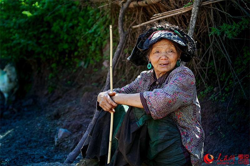 Momentos en la vida de las personas en las montañas Yi Daliang