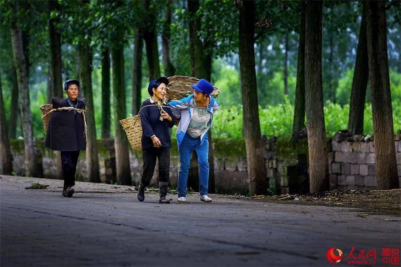 Momentos en la vida de las personas en las montañas Yi Daliang