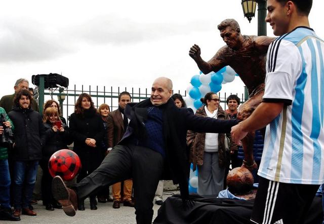 Fútbol: Inauguran en Buenos Aires estatua de Messi