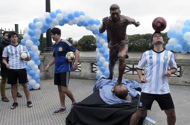 Fútbol: Inauguran en Buenos Aires estatua de Messi