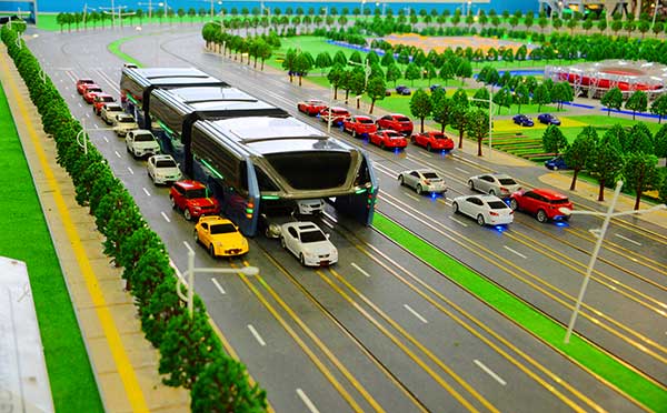 La imagen muestra el nuevo diseño de transporte llamado "autobús elevado", que permite que los coches circulen por debajo. El concepto fue creado por Transit Explore Bus en Beijing, que presentó el diseño recientemente en una exposición de alta tecnología. 