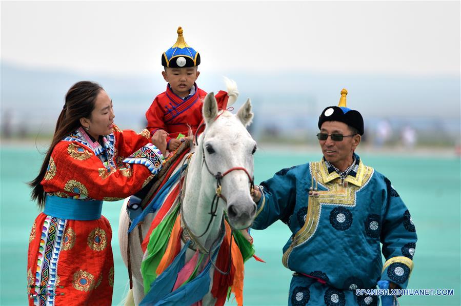 BANDERA DE UJIMQIN OCCIDENTAL, junio 28, 2016 (Xinhua) -- Una mujer y su hijo participan en un festival local tradicional, en la Bandera de Ujimqin Occidental, en la región autónoma de Mongolia Interior, en el norte de China, el 28 de junio de 2016. Los pastores locales se reunieron para celebrar el festival. Actividades incluyendo la lucha, la arquería y el ajedrez mongol se llevarán a cabo. (Xinhua/Ren Junchuan)