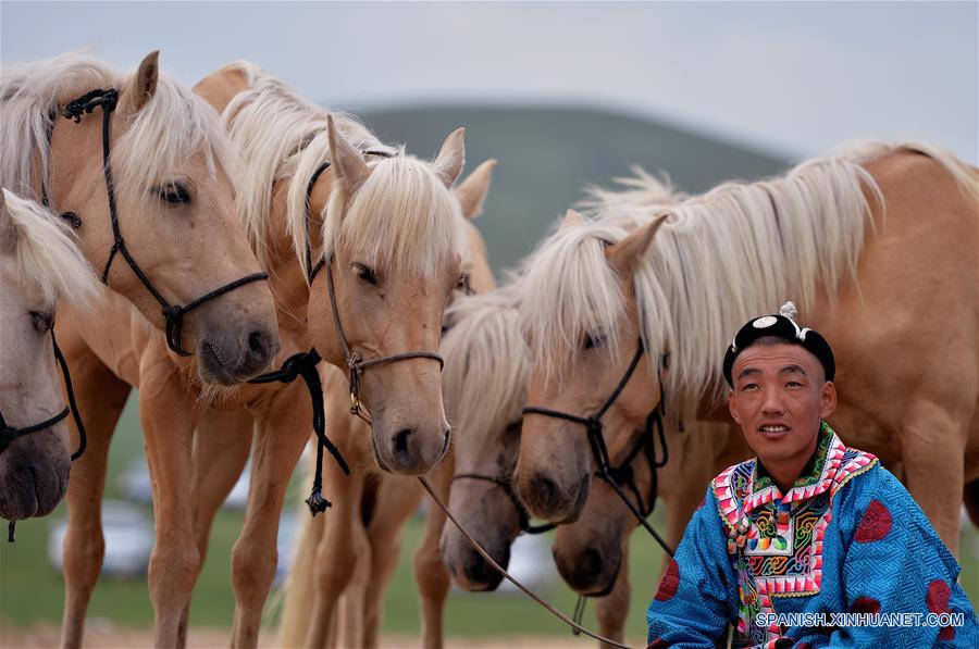BANDERA DE UJIMQIN OCCIDENTAL, junio 28, 2016 (Xinhua) -- Un pastor participa en un festival local tradicional con sus caballos, en la Bandera de Ujimqin Occidental, en la fegión autónoma de Mongolia Interior, en el norte de China, el 28 de junio de 2016. Los pastores locales se reunieron para celebrar el festival. Actividades incluyendo la lucha, la arquería y el ajedrez mongol se llevarán a cabo. (Xinhua/Ren Junchuan)