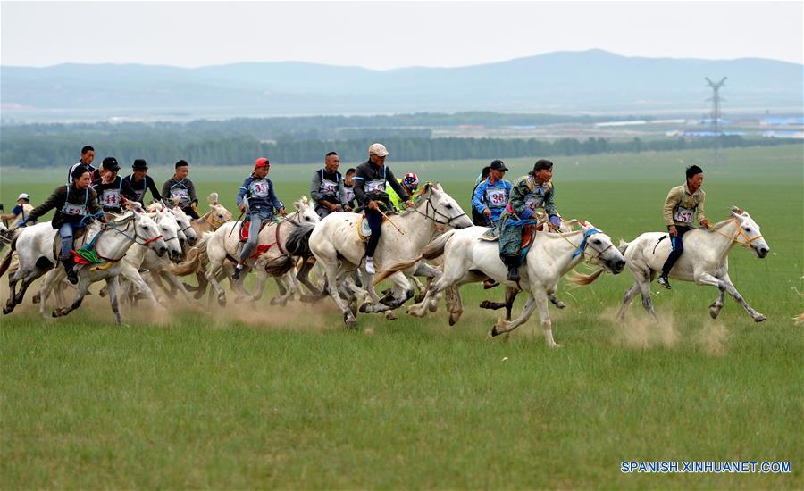 BANDERA DE UJIMQIN OCCIDENTAL, junio 28, 2016 (Xinhua) -- Un pastor participa en un festival local tradicional con sus caballos, en la Bandera de Ujimqin Occidental, en la fegión autónoma de Mongolia Interior, en el norte de China, el 28 de junio de 2016. Los pastores locales se reunieron para celebrar el festival. Actividades incluyendo la lucha, la arquería y el ajedrez mongol se llevarán a cabo. (Xinhua/Ren Junchuan)