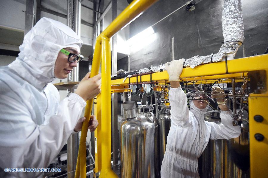 SICHUAN, junio 29, 2016 (Xinhua) -- Imagen del 28 de junio de 2016 de investigadores del Experimento de Materia Oscura "PandaX", que significa Partícula y Detector de Xenon Astrofísico, revisando las instalaciones en el Laboratorio Subterráneo de Jinping, localizado a 2,400 metros bajo la superficie de la Estación de Energía Hidroeléctrica de Jinping, en la provincia de Sichuan, en el suroeste de China. Científicos chinos están ampliando la capacidad de una instalación subterránea diseñada para detectar las esquivas partículas de la materia oscura. Los científicos aún están buscando evidencias para probar la existencia de la hipotética materia oscura, una sustancia invisible que se cree que compone más de una cuarta parte de la masa-energía del universo. El Laboratorio Subterráneo de Jinping, comenzó a funcionar en diciembre de 2010. Tiene un almacén de xenón, uno de los pocos elementos que interactúan con la materia oscura, y los rayos cósmicos que habitualmente interfieren en los intentos de observar la materia oscura no pueden penetrar hasta tal profundidad. (Xinhua/Xue Yubin)