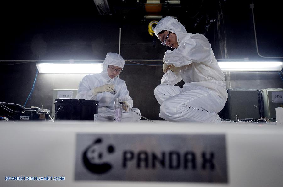 SICHUAN, junio 29, 2016 (Xinhua) -- Imagen del 28 de junio de 2016 de investigadores del Experimento de Materia Oscura "PandaX", que significa Partícula y Detector de Xenon Astrofísico, revisando las instalaciones en el Laboratorio Subterráneo de Jinping, localizado a 2,400 metros bajo la superficie de la Estación de Energía Hidroeléctrica de Jinping, en la provincia de Sichuan, en el suroeste de China. Científicos chinos están ampliando la capacidad de una instalación subterránea diseñada para detectar las esquivas partículas de la materia oscura. Los científicos aún están buscando evidencias para probar la existencia de la hipotética materia oscura, una sustancia invisible que se cree que compone más de una cuarta parte de la masa-energía del universo. El Laboratorio Subterráneo de Jinping, comenzó a funcionar en diciembre de 2010. Tiene un almacén de xenón, uno de los pocos elementos que interactúan con la materia oscura, y los rayos cósmicos que habitualmente interfieren en los intentos de observar la materia oscura no pueden penetrar hasta tal profundidad. (Xinhua/Xue Yubin)