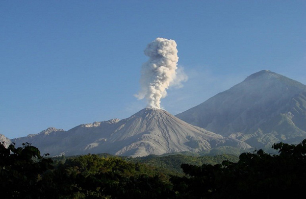 El volcán Santiaguito de Guatemala registra una gran explosión
